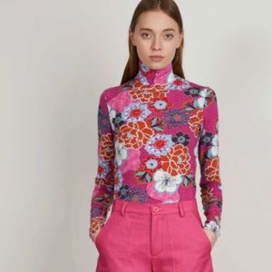 The Kit medium brand new turtleneck
